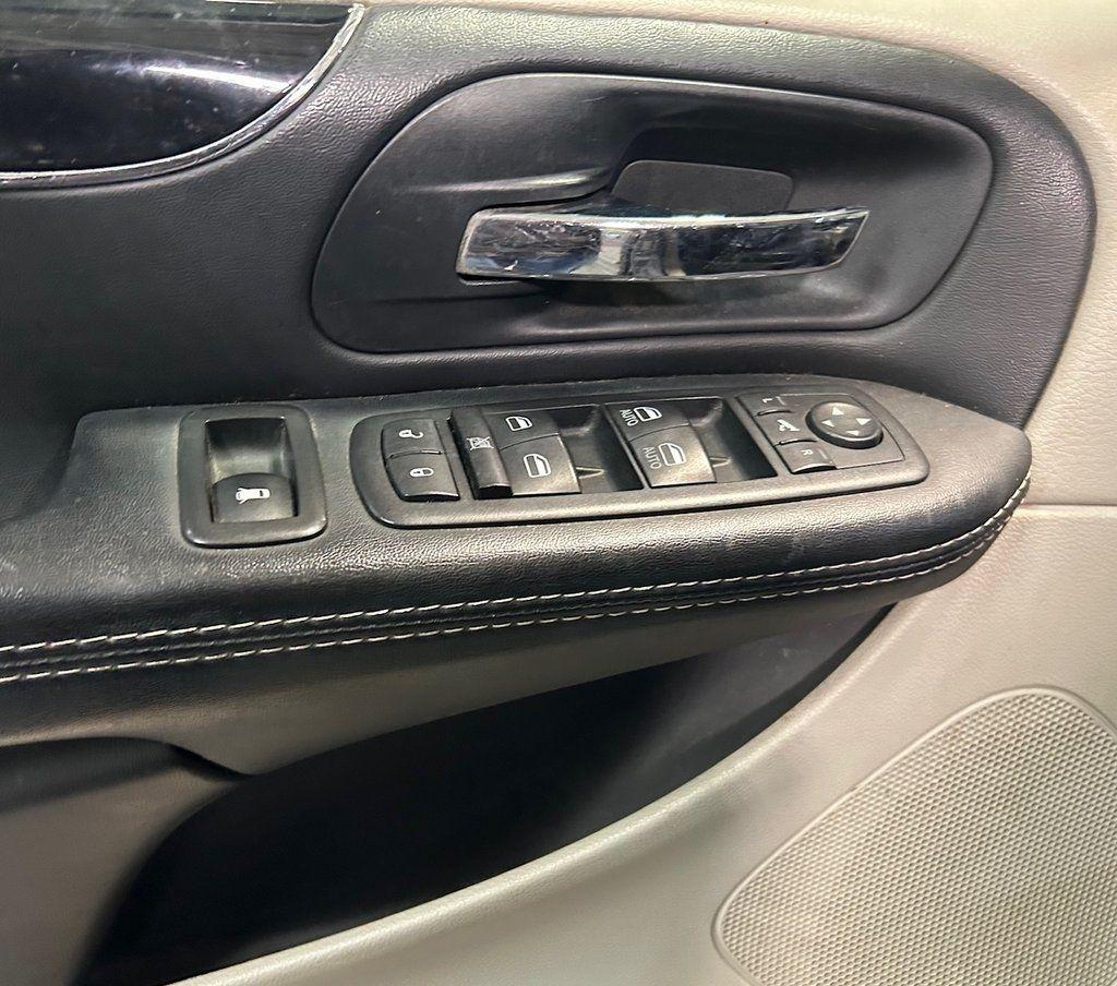 Chrysler Town & Country 4dr Wgn Touring-L 30th Anniversary 2014