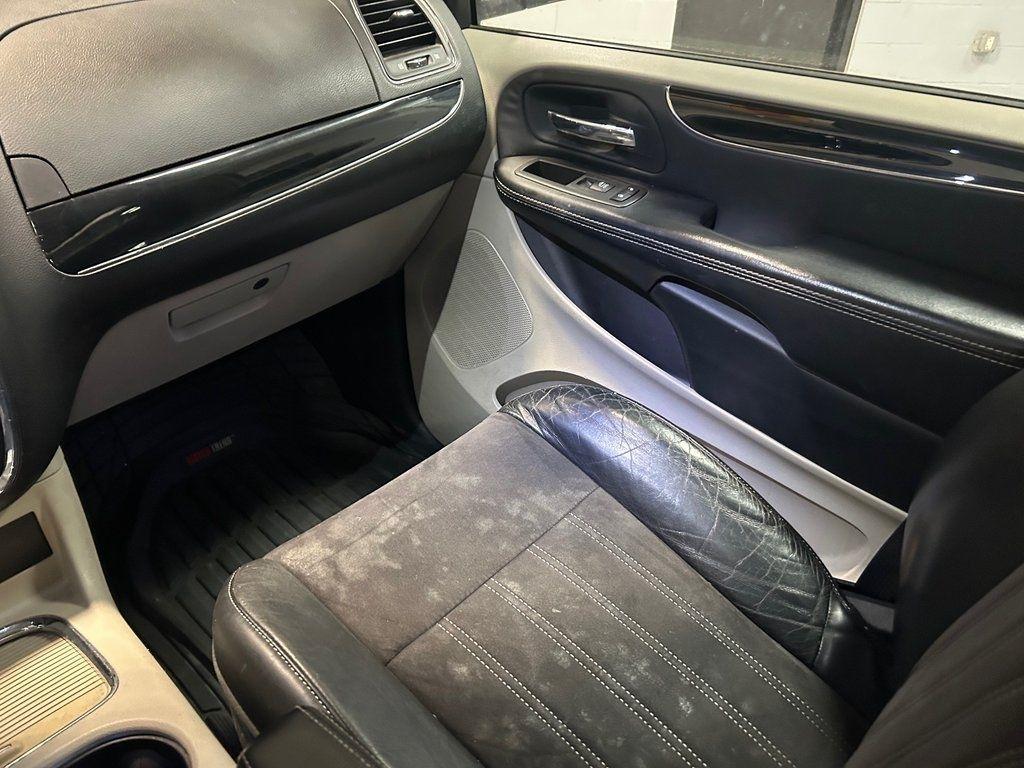 Chrysler Town & Country 4dr Wgn Touring-L 30th Anniversary 2014