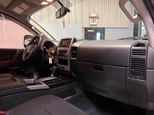 Nissan Titan 4WD Crew Cab SWB PRO-4X 2013