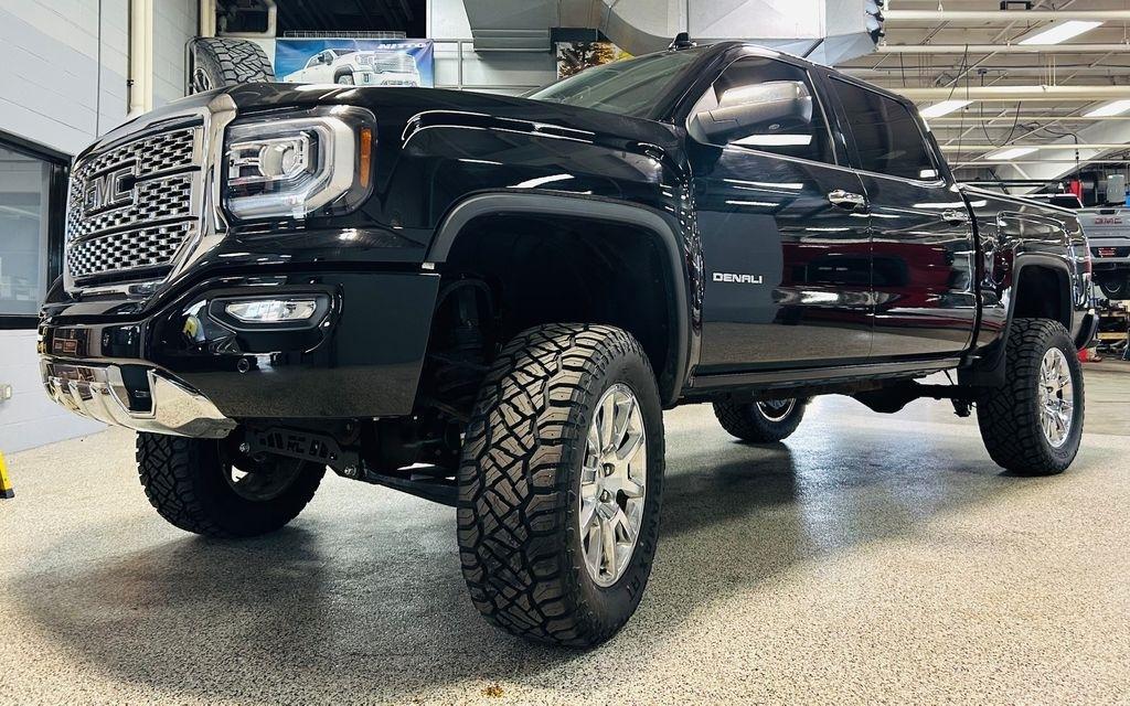 GMC Sierra 1500 4WD Crew Cab 143.5" Denali 2018