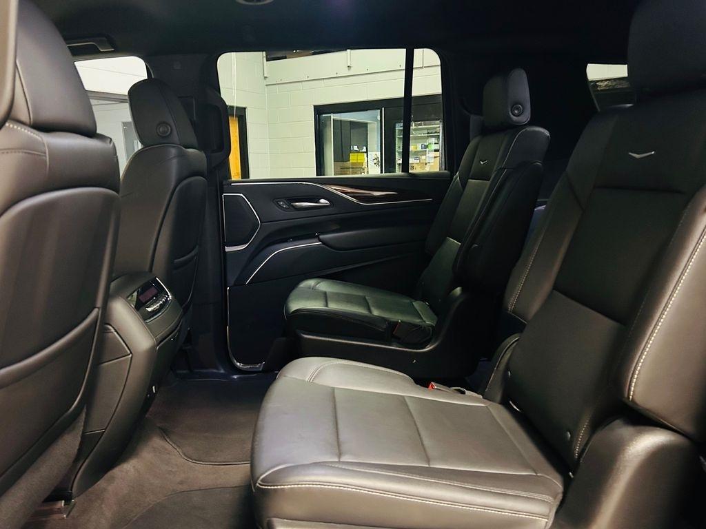 Cadillac Escalade ESV 4WD 4dr Luxury 2022