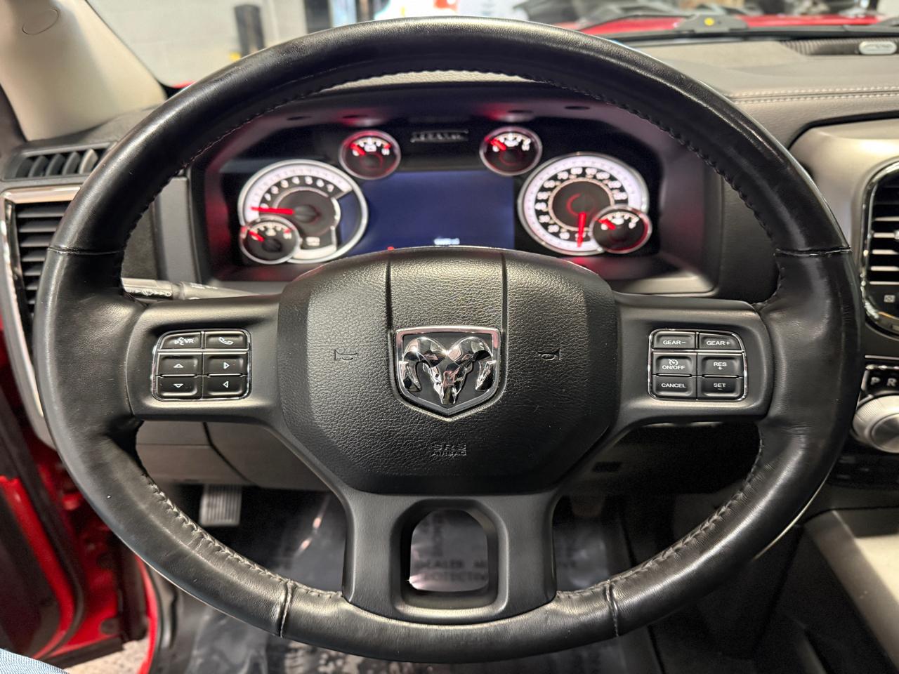 RAM 1500 4WD Crew Cab 140.5" Sport 2017