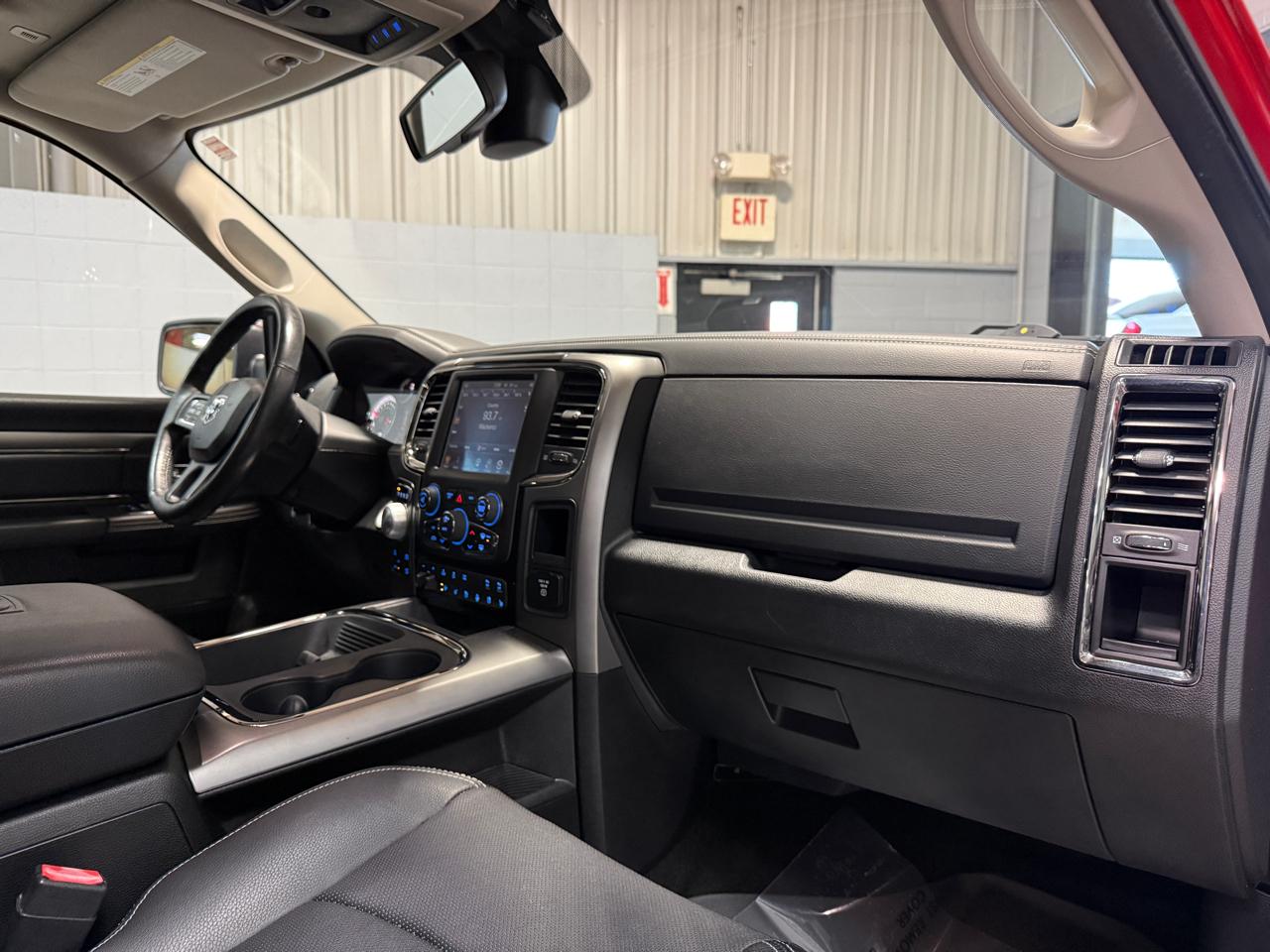 RAM 1500 4WD Crew Cab 140.5" Sport 2017