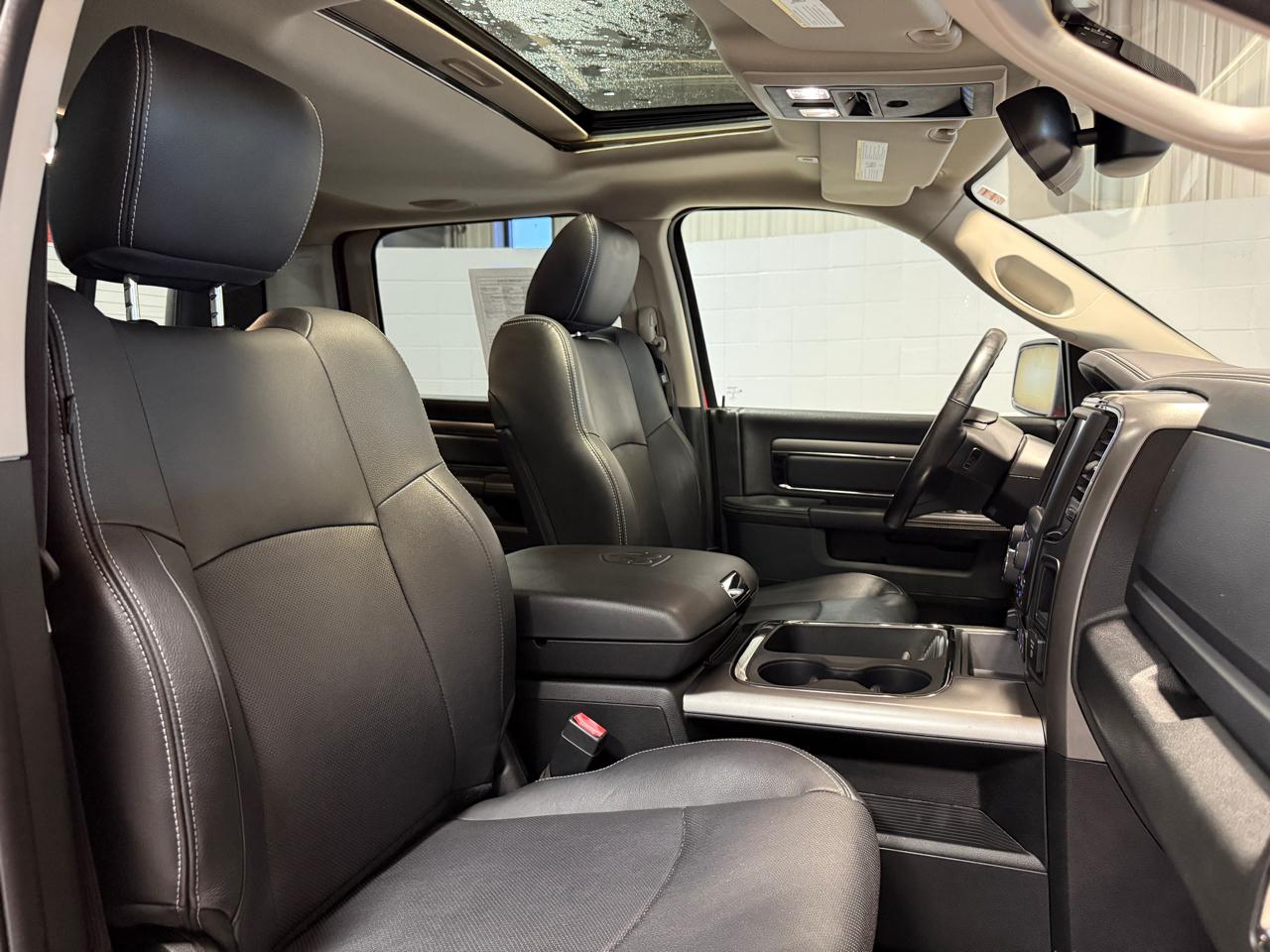 RAM 1500 4WD Crew Cab 140.5" Sport 2017