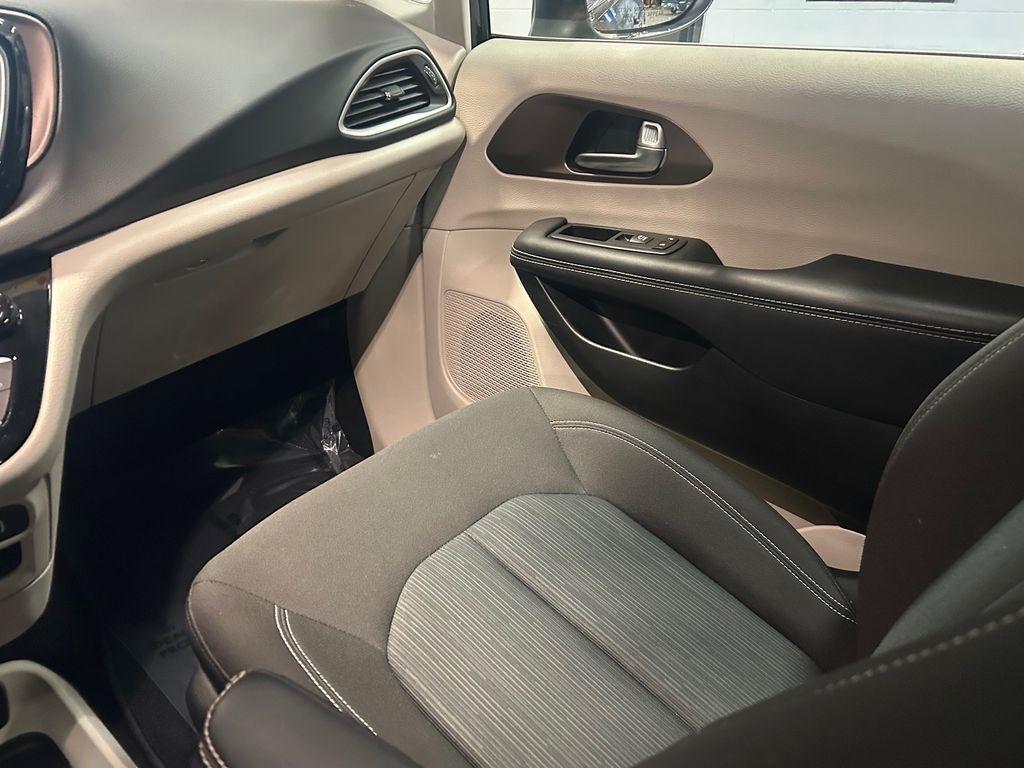 Chrysler Voyager LX FWD 2024