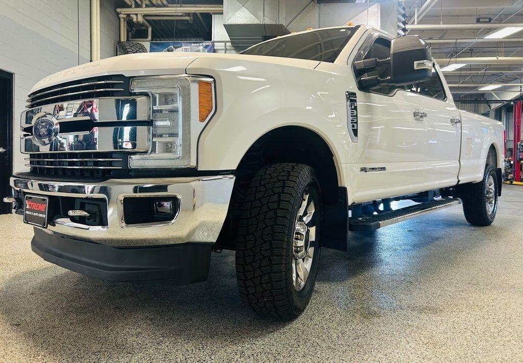 Ford Super Duty F-350 SRW Lariat 4WD Crew Cab 8' Box 2017