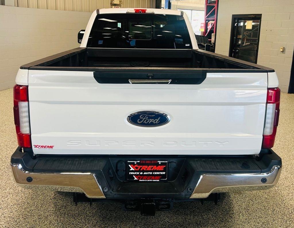 Ford Super Duty F-350 SRW Lariat 4WD Crew Cab 8' Box 2017