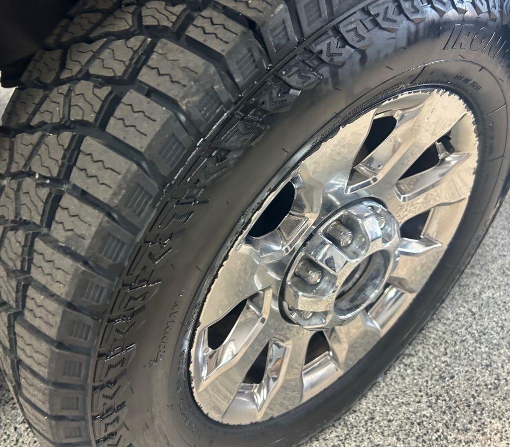 Ford Super Duty F-350 SRW Lariat 4WD Crew Cab 8' Box 2017