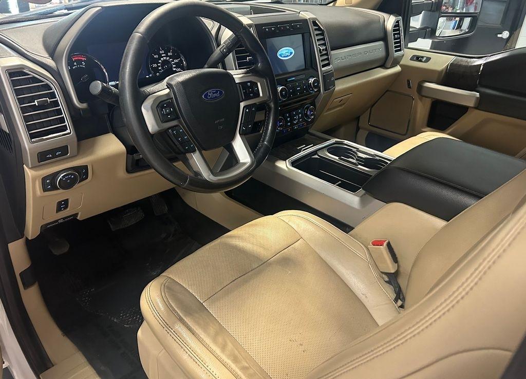 Ford Super Duty F-350 SRW Lariat 4WD Crew Cab 8' Box 2017