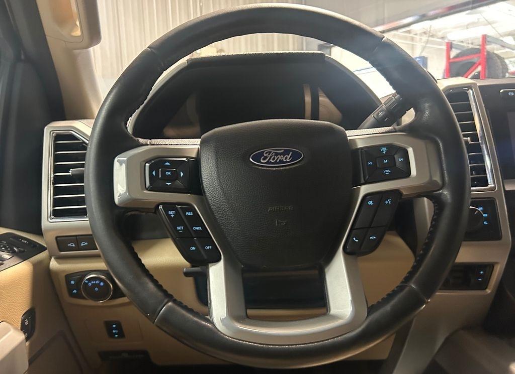 Ford Super Duty F-350 SRW Lariat 4WD Crew Cab 8' Box 2017