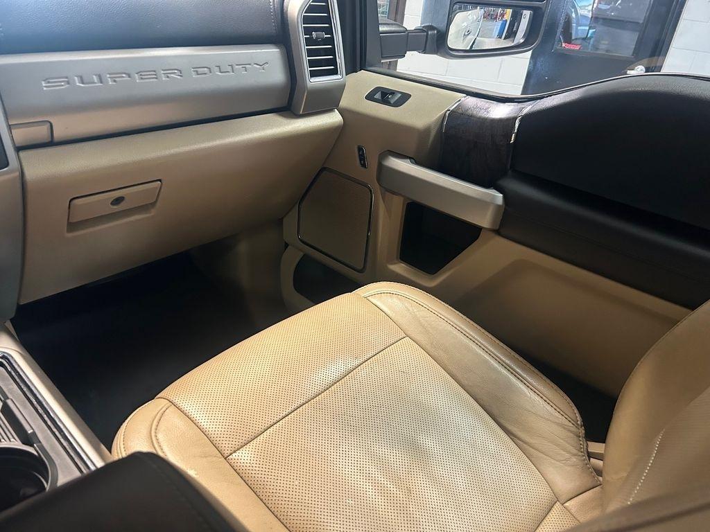 Ford Super Duty F-350 SRW Lariat 4WD Crew Cab 8' Box 2017