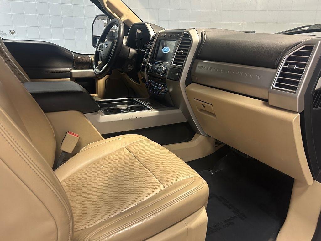 Ford Super Duty F-350 SRW Lariat 4WD Crew Cab 8' Box 2017