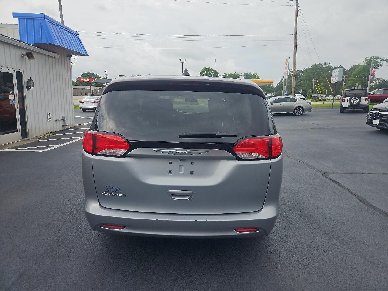2021 Chrysler Voyager LX - Photo 6