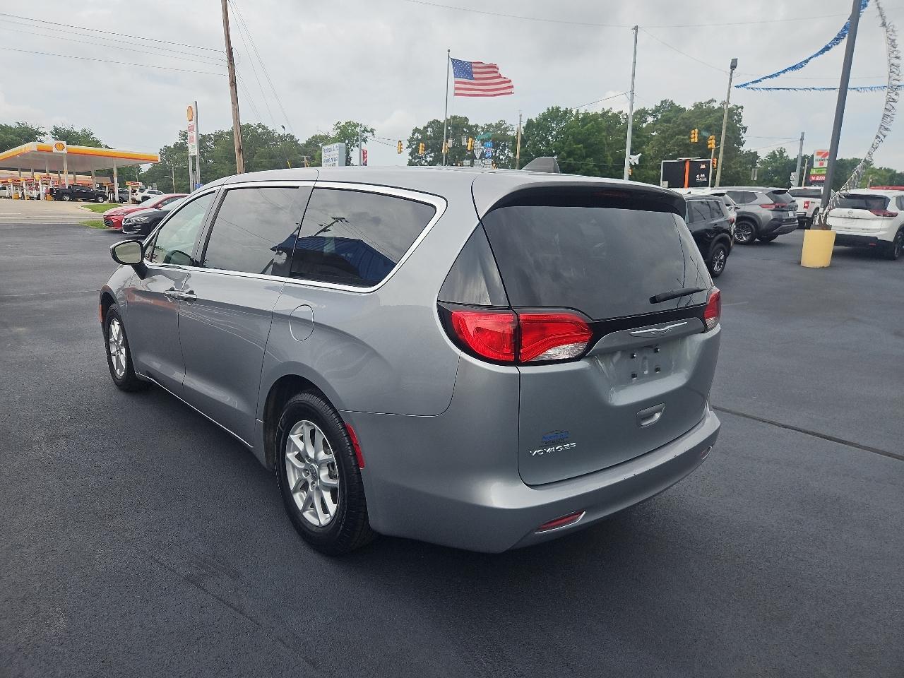 2021 Chrysler Voyager LX - Photo 7