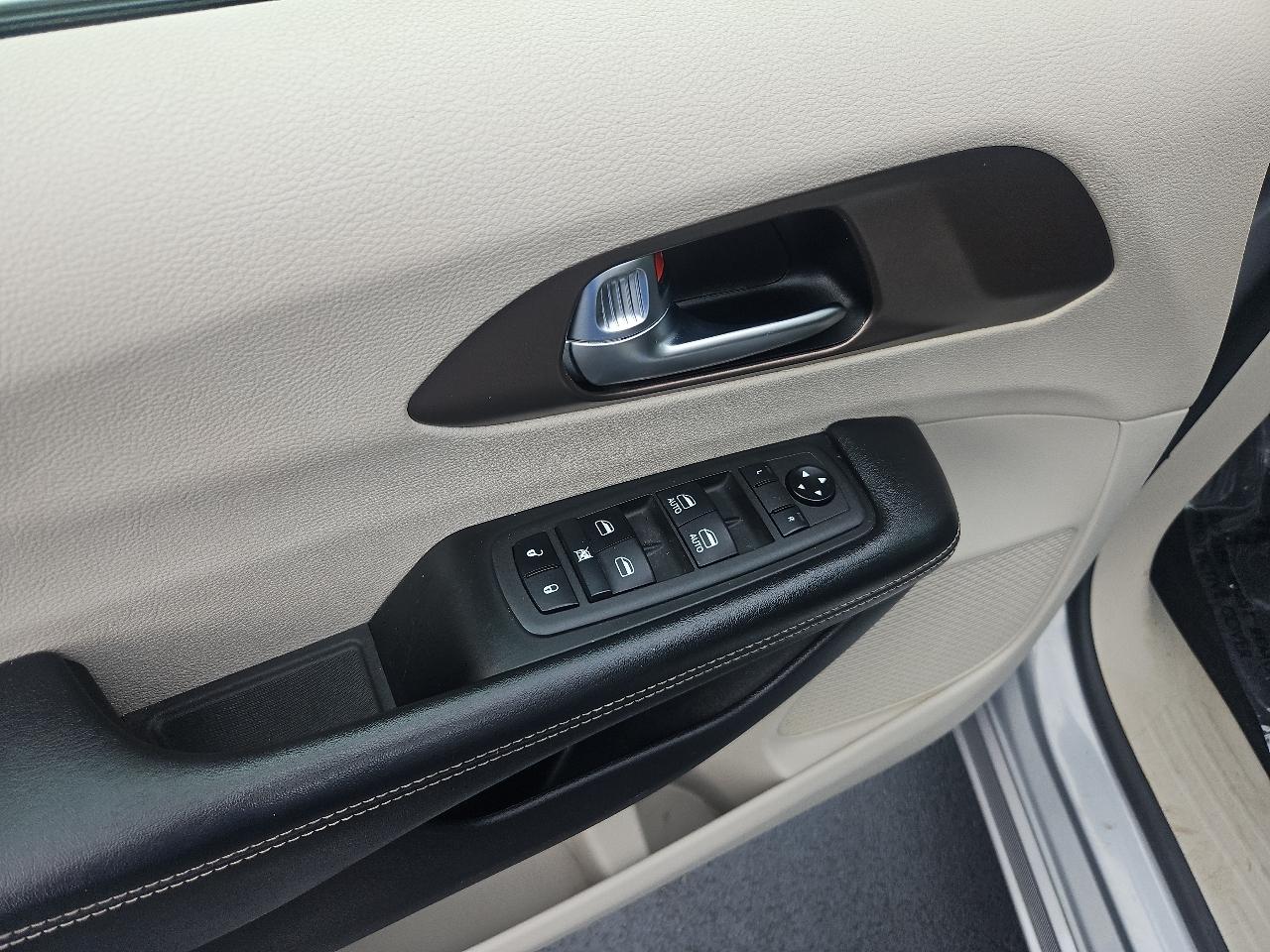 2021 Chrysler Voyager LX - Photo 9