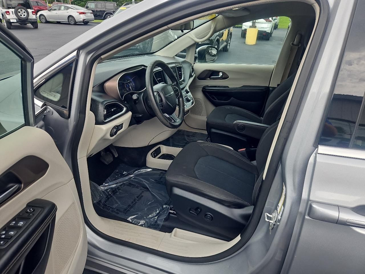 2021 Chrysler Voyager LX - Photo 10