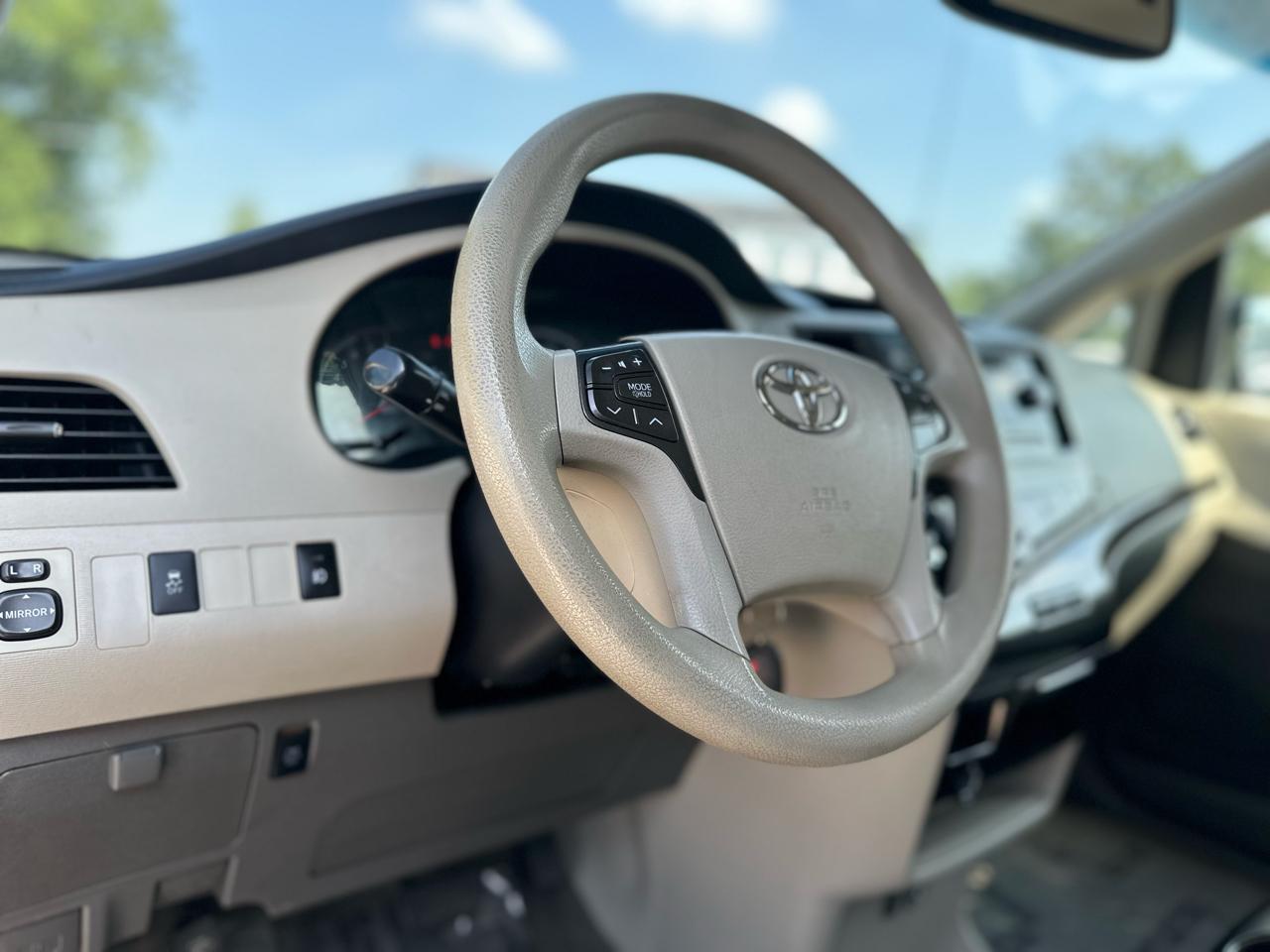 Toyota Sienna LE FWD 8-Passenger V6 2014