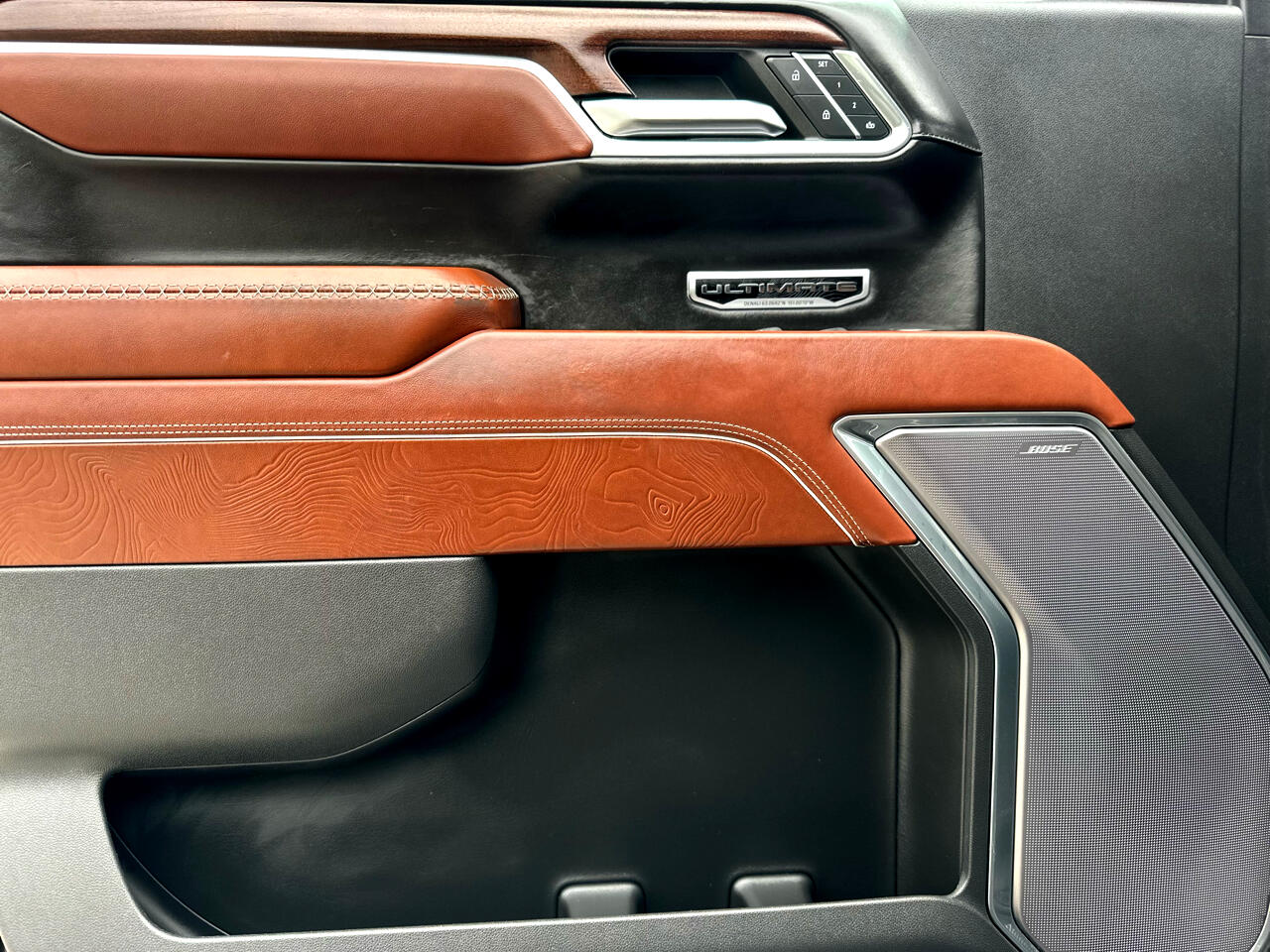 GMC Sierra 1500 Denali Ultimate Crew Cab 4WD 2023