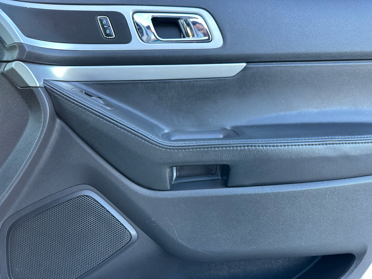 Ford Explorer XLT 2WD 2012