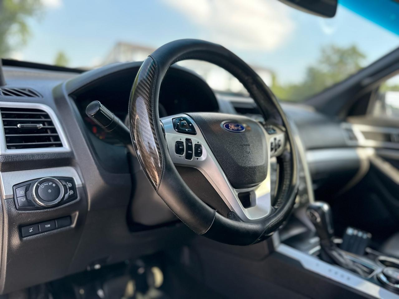 Ford Explorer XLT 2WD 2012
