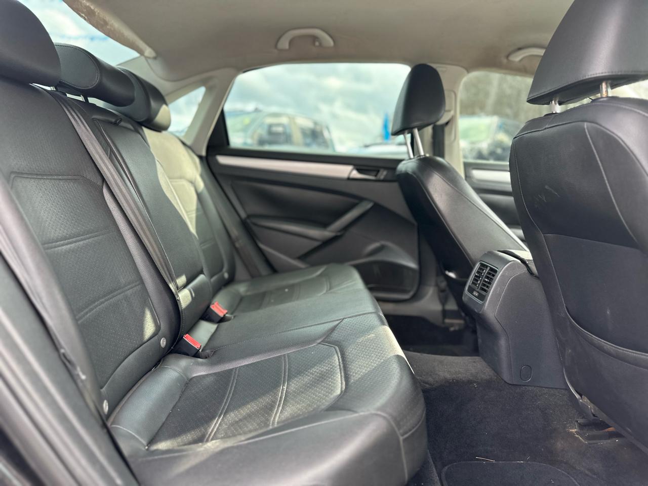 Volkswagen Passat 2.5L SE AT 2013