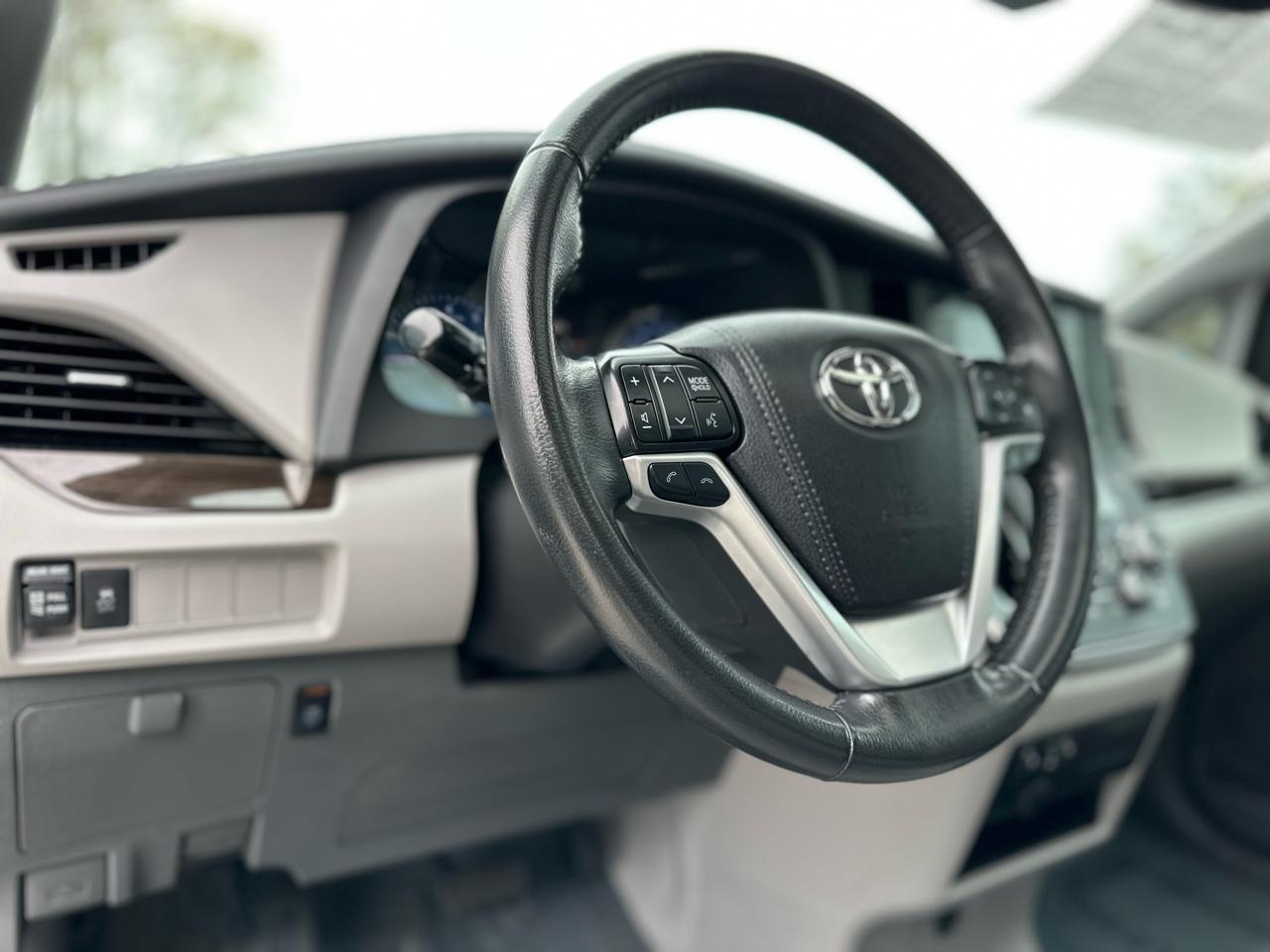 Toyota Sienna Limited Premium 7-Passenger 2019