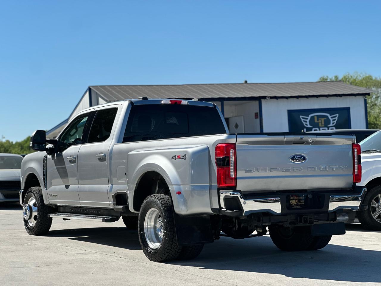Ford F-350 SD Lariat Crew Cab DRW 4WD 2023
