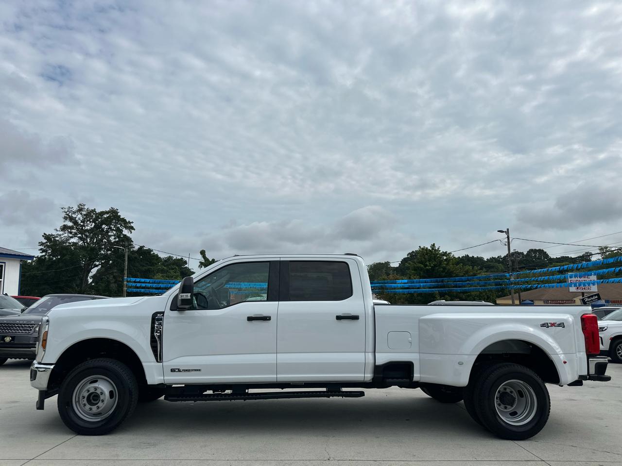 Ford F-350 SD XLT 4WD DRW 2026