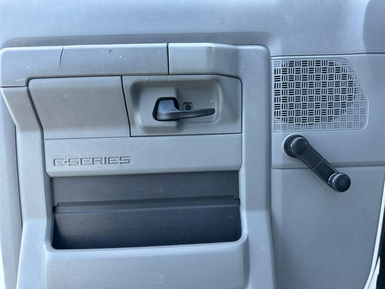 Ford Econoline E-350 Super Duty 2010
