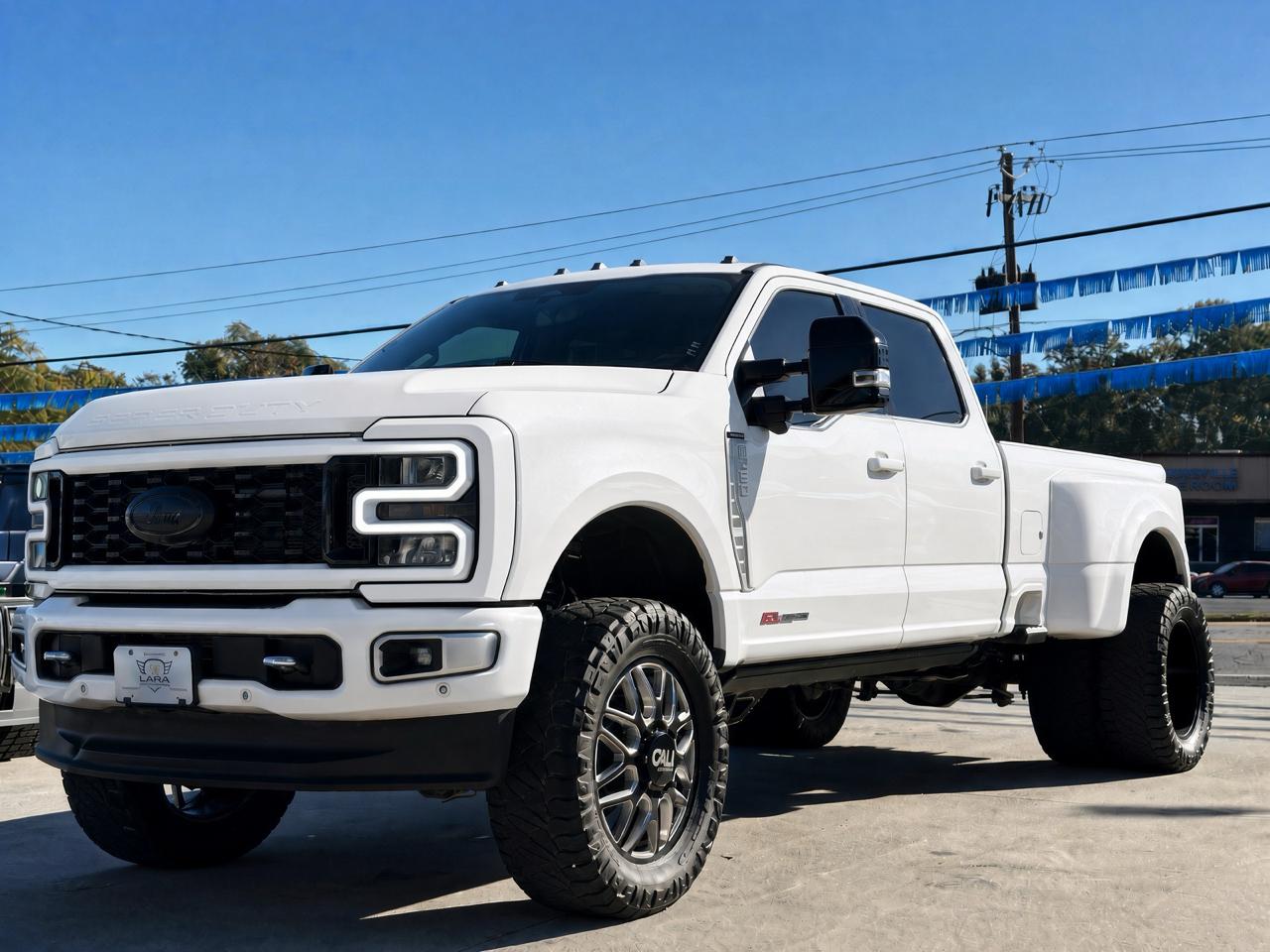 Ford F-350 SD Lariat Crew Cab Long Bed 4WD 2023