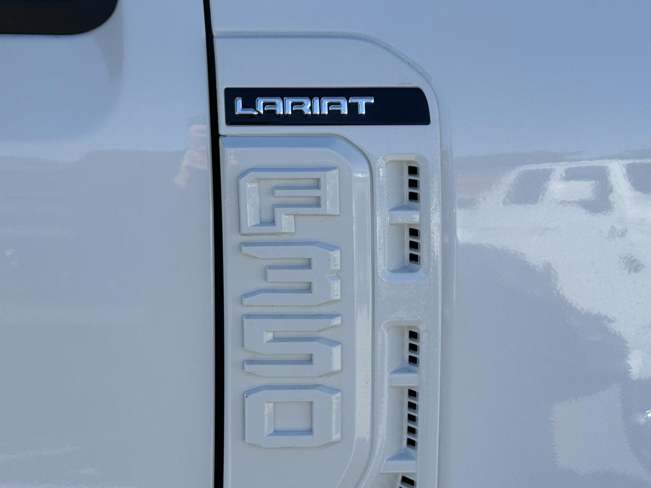 Ford F-350 SD Lariat Crew Cab Long Bed 4WD 2023