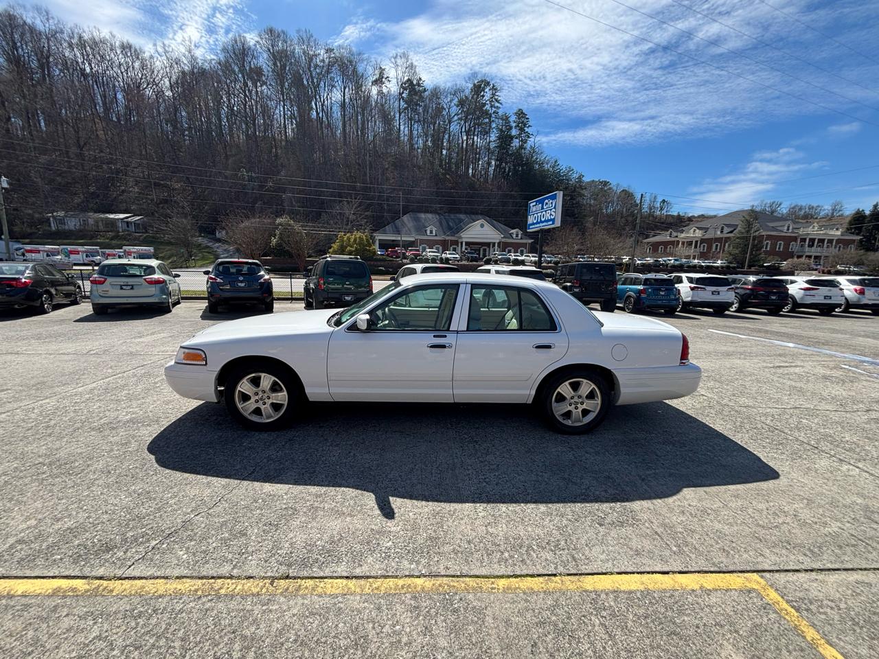 Ford Crown Victoria 4dr Sdn LX 2011