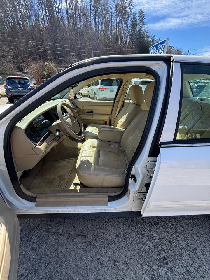 Ford Crown Victoria 4dr Sdn LX 2011