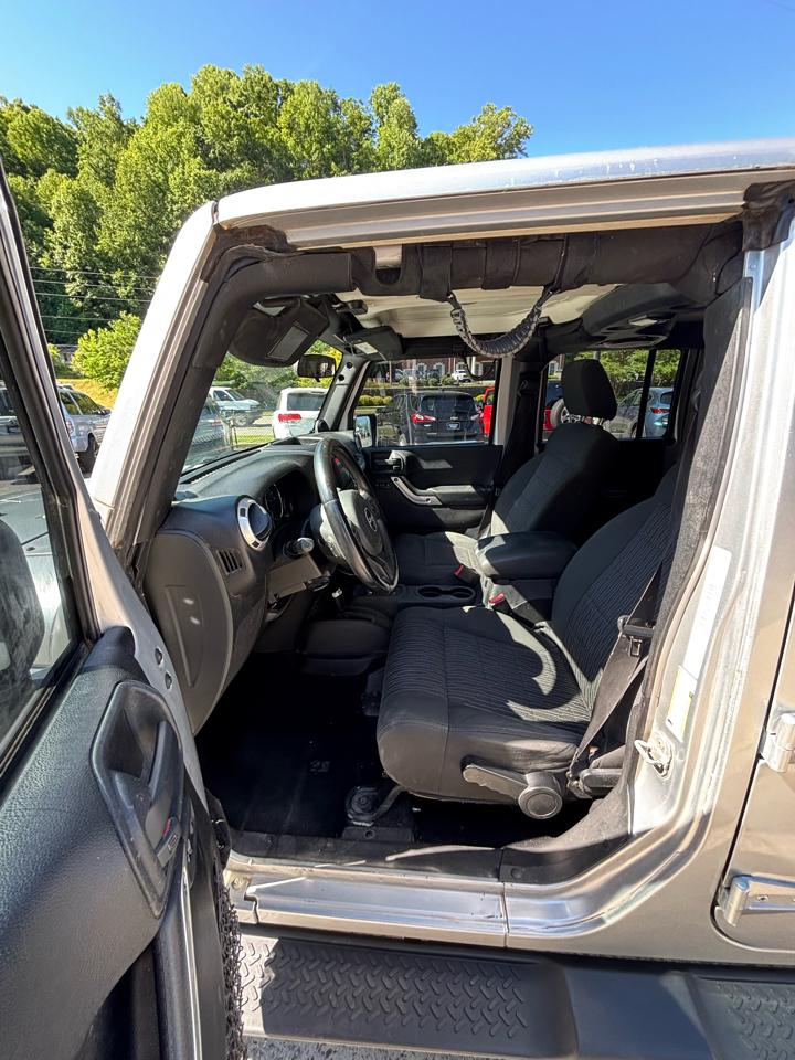 Jeep Wrangler Unlimited 4WD 4dr Sahara 2012