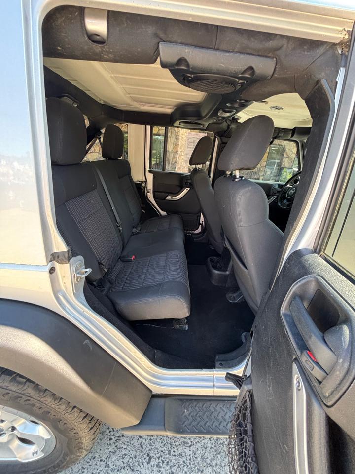 Jeep Wrangler Unlimited 4WD 4dr Sahara 2012