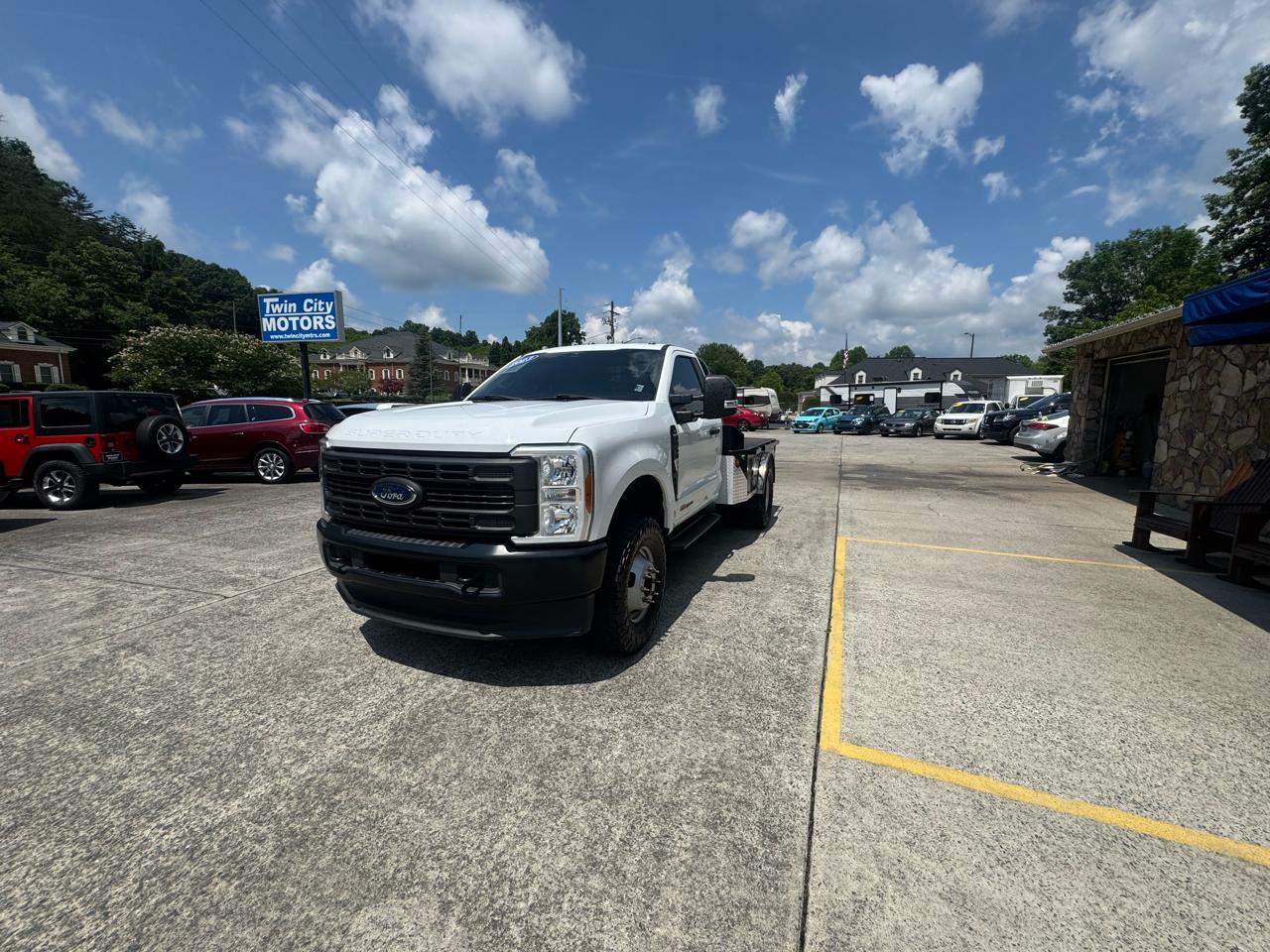 Ford Super Duty F-350 DRW 4WD Reg Cab 137" XL 2023