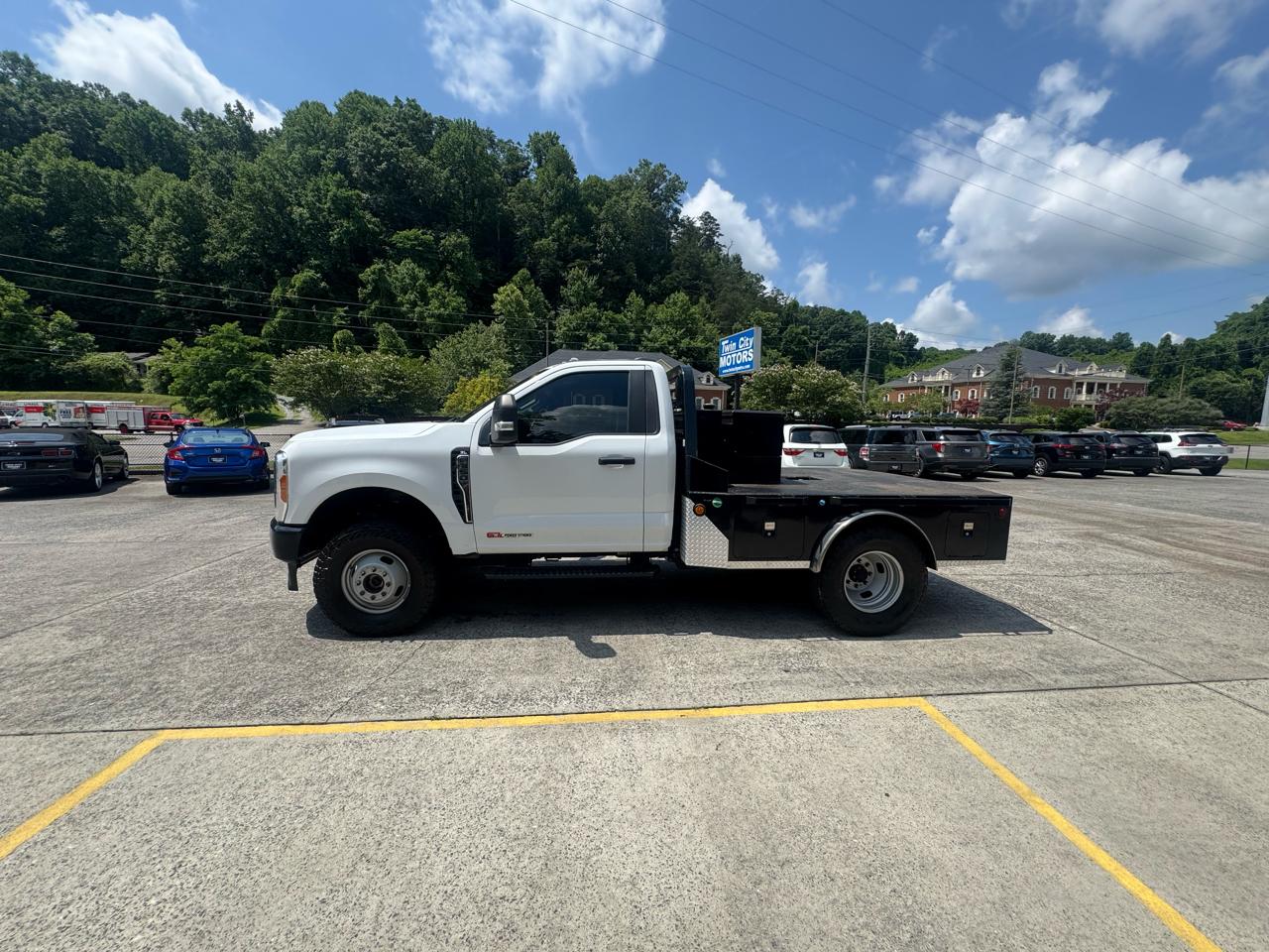 Ford Super Duty F-350 DRW 4WD Reg Cab 137" XL 2023