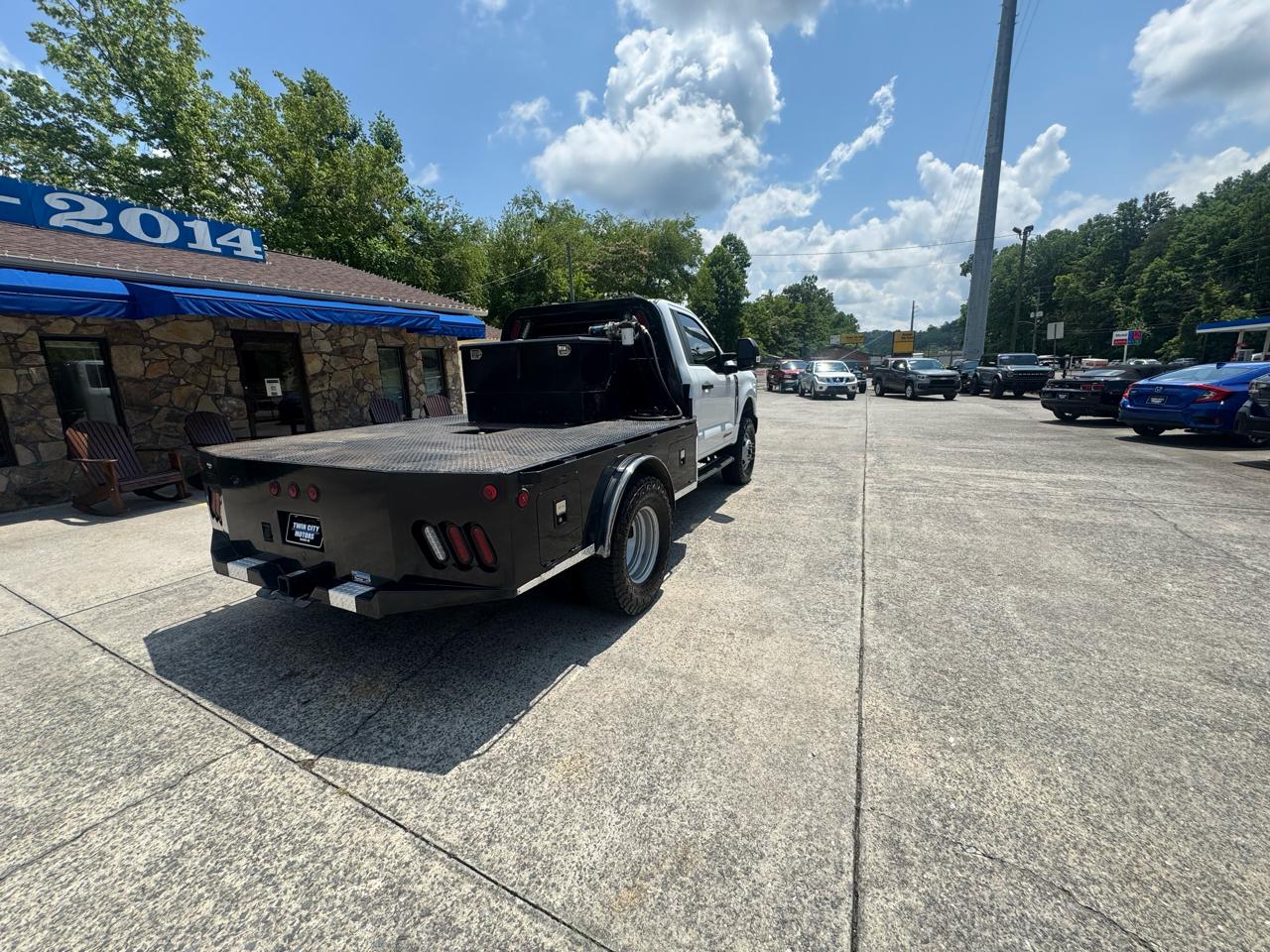 Ford Super Duty F-350 DRW 4WD Reg Cab 137" XL 2023