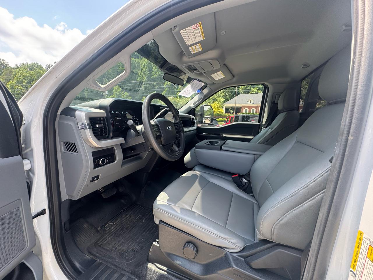 Ford Super Duty F-350 DRW 4WD Reg Cab 137" XL 2023