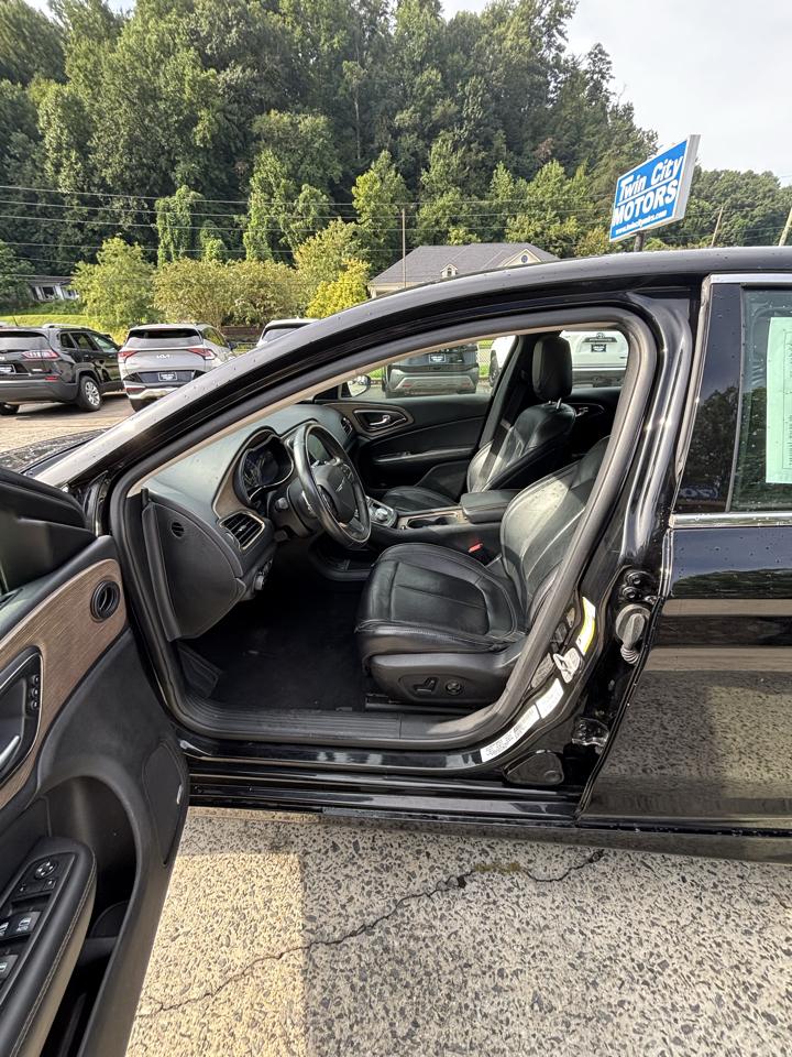 2015 Chrysler 200 C - Photo 9