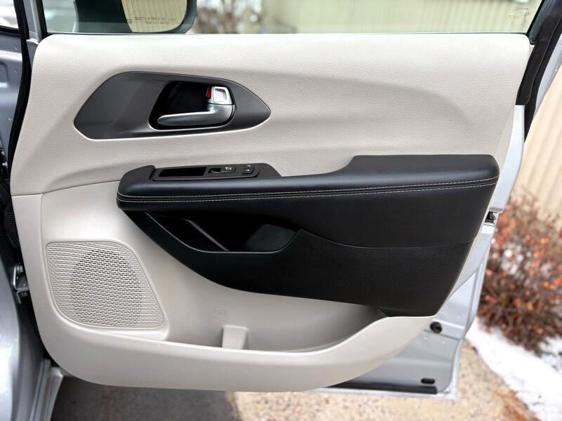 Chrysler Pacifica Touring L 2023