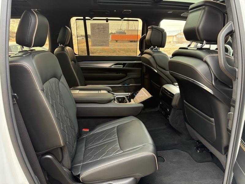 Jeep Grand Wagoneer Series III 4WD 2022