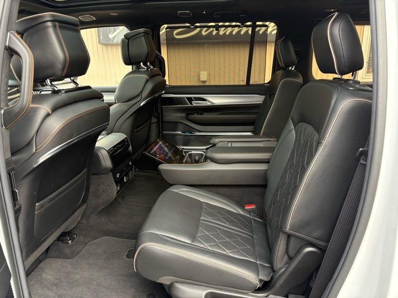 Jeep Grand Wagoneer Series III 4WD 2022