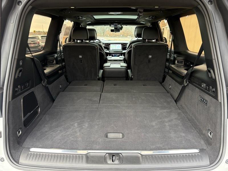 Jeep Grand Wagoneer Series III 4WD 2022