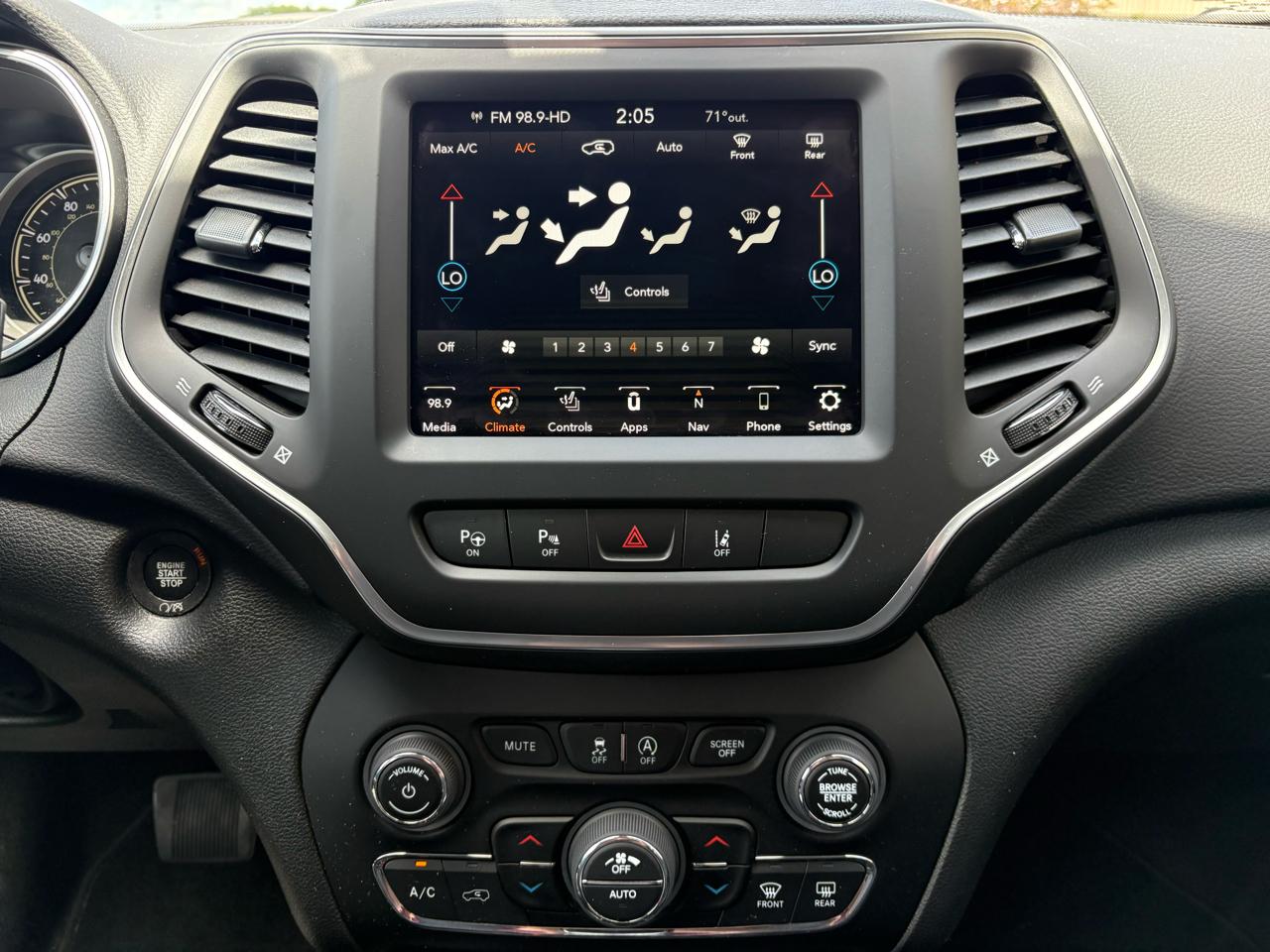 Jeep Cherokee Latitude Lux 4x4 2023