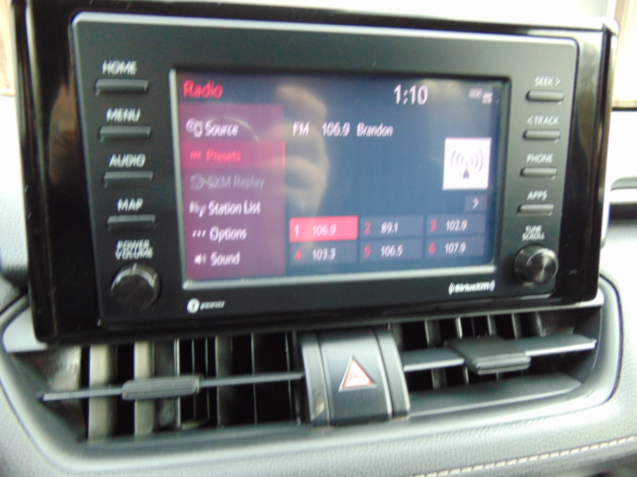 2020 Toyota RAV4 XLE photo 4