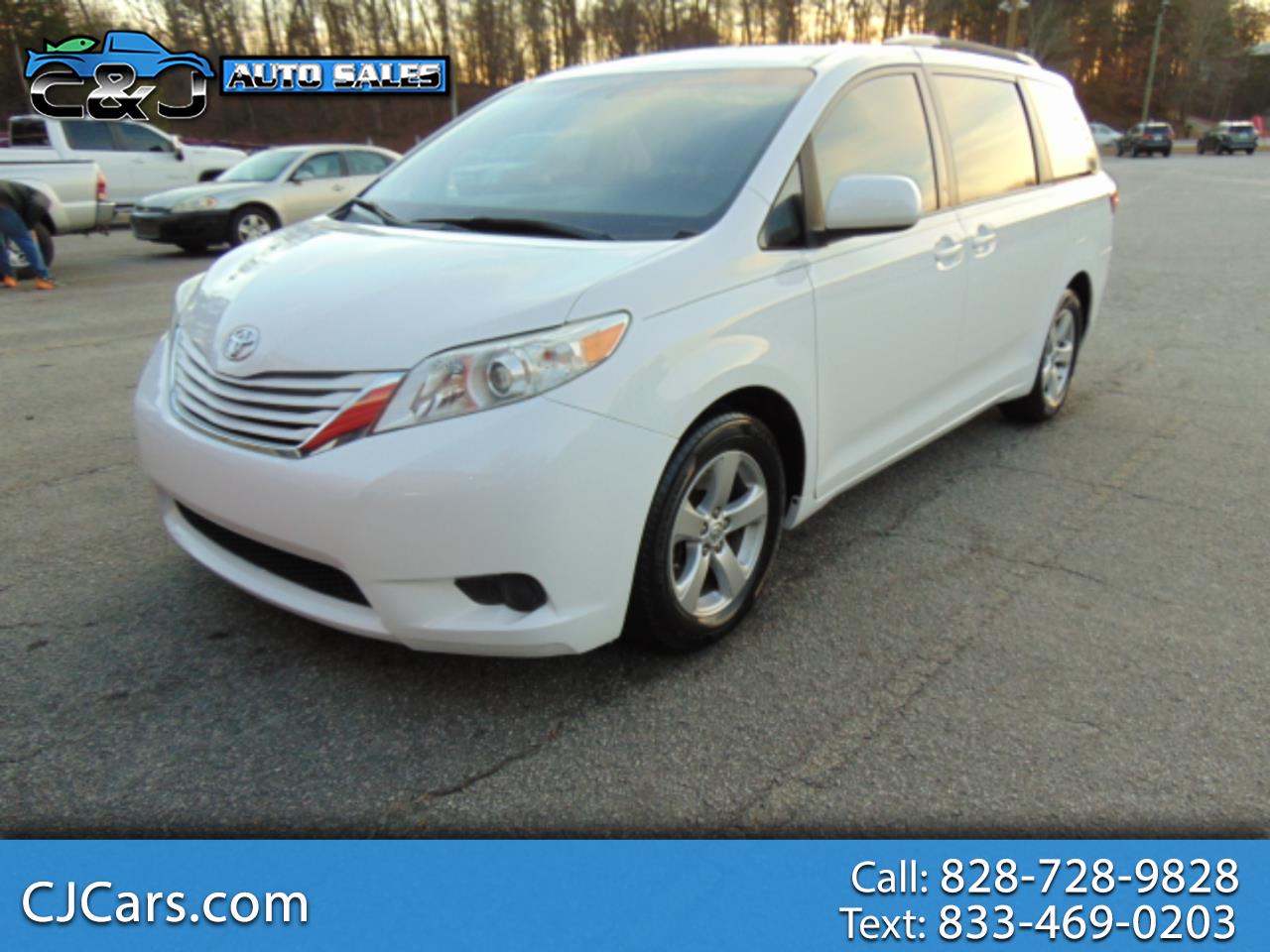 2016 Toyota Sienna LE's photo