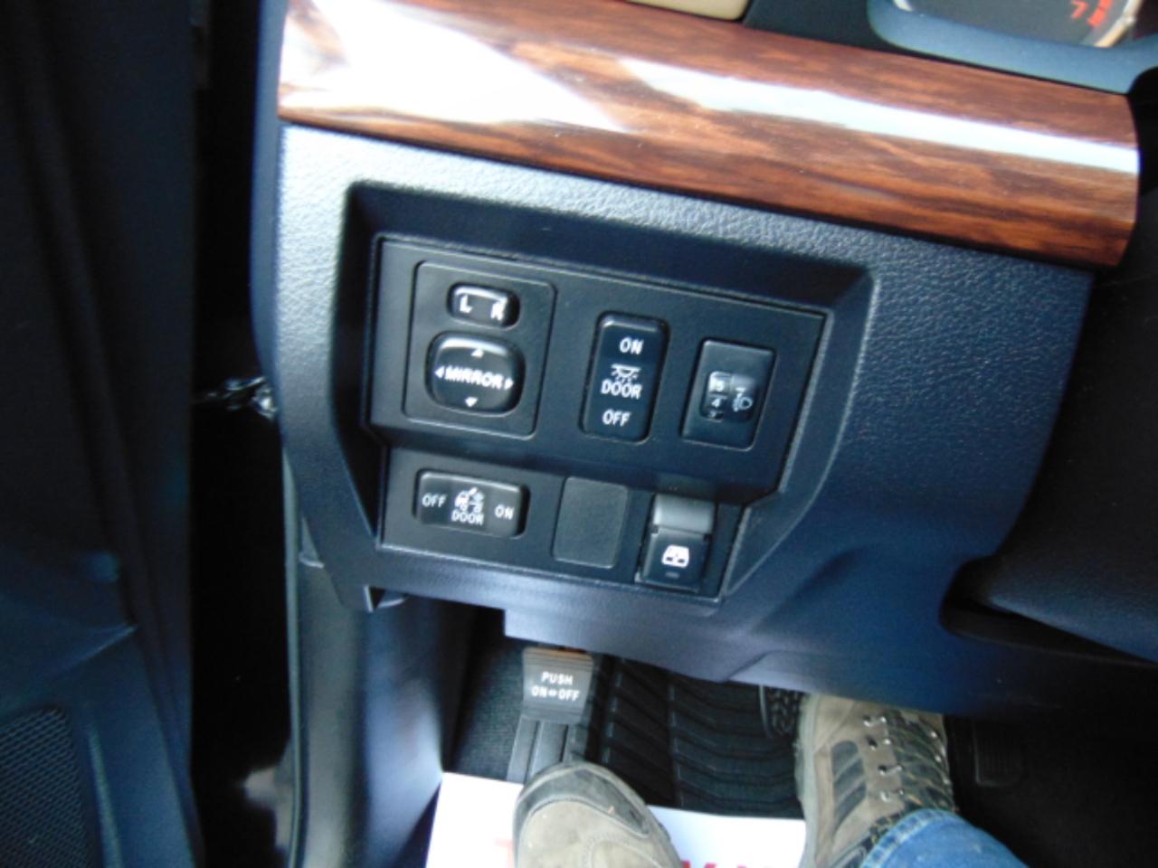 Toyota Tundra Limited 5.7L FFV CrewMax 4WD 2017