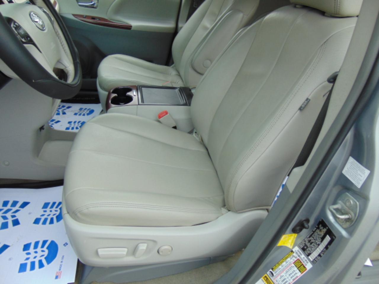 Toyota Sienna Limited AWD 7-Passenger V6 2013