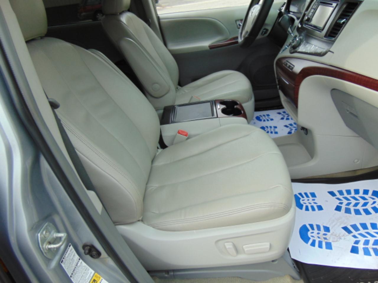 Toyota Sienna Limited AWD 7-Passenger V6 2013